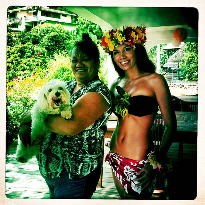 Backstage with Pohere Wilson (Miss Tahiti & Miss Hawaï) , her mama & our assistant Popo the dog.
